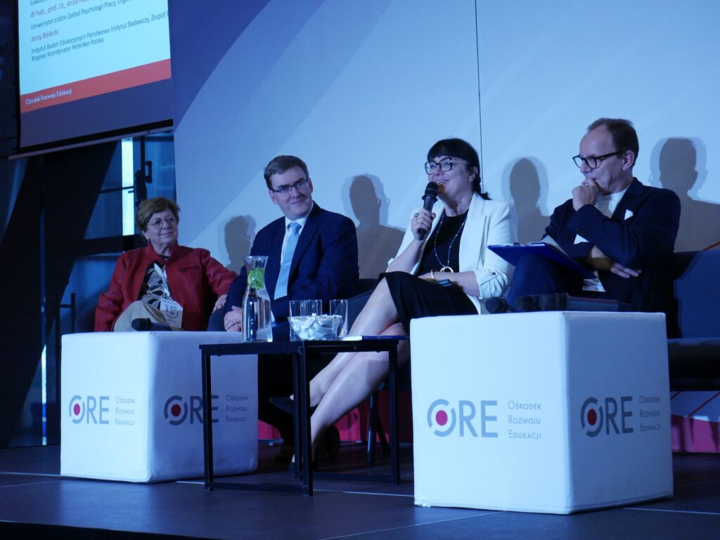 Uczestnicy panelu dyskusyjnego, od lewej: dr hab. Anna Paszkowska-Rogacz, prof. UŁ – Uniwersytet Łódzki, Zakład Psychologii Pracy, Organizacji i Doradztwa Kariery; Piotr Bartosiak – dyrektor Departamentu Kształcenia Zawodowego MEN, dr hab. Ewa Flaszyńska – dyrektor Departamentu Rynku Pracy w MRPiPS; dr inż. Krzysztof Symela – dyrektor Centrum Badań Edukacji Zawodowej i Zarządzania Innowacjami