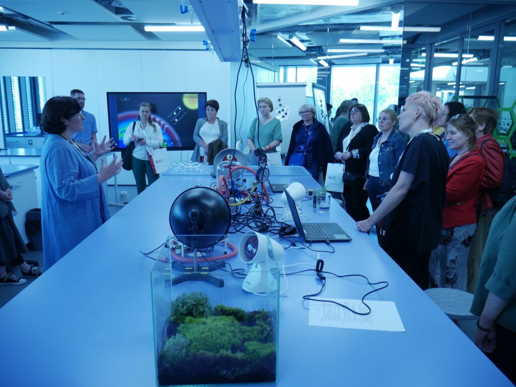 Zwiedzanie przez uczestników konferencji Pracowni Przewrotu Kopernikańskiego w Centrum Nauki Kopernik