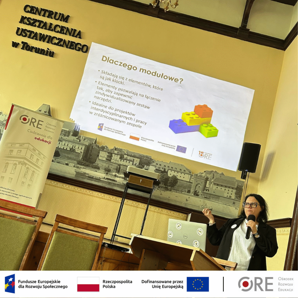 Dominika Gaponiuk prezentująca modułowe e-podręczniki