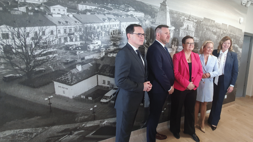 Przedstawiciele organizatorów BCU w Siedlcach oraz wiceminister edukacji Katarzyna Lubnauer, Mazowiecki Kurator Oświaty Wioletta Krzyżanowska, dyrektor BCU Siedlce Małgorzata Szymaniuk-Kruk