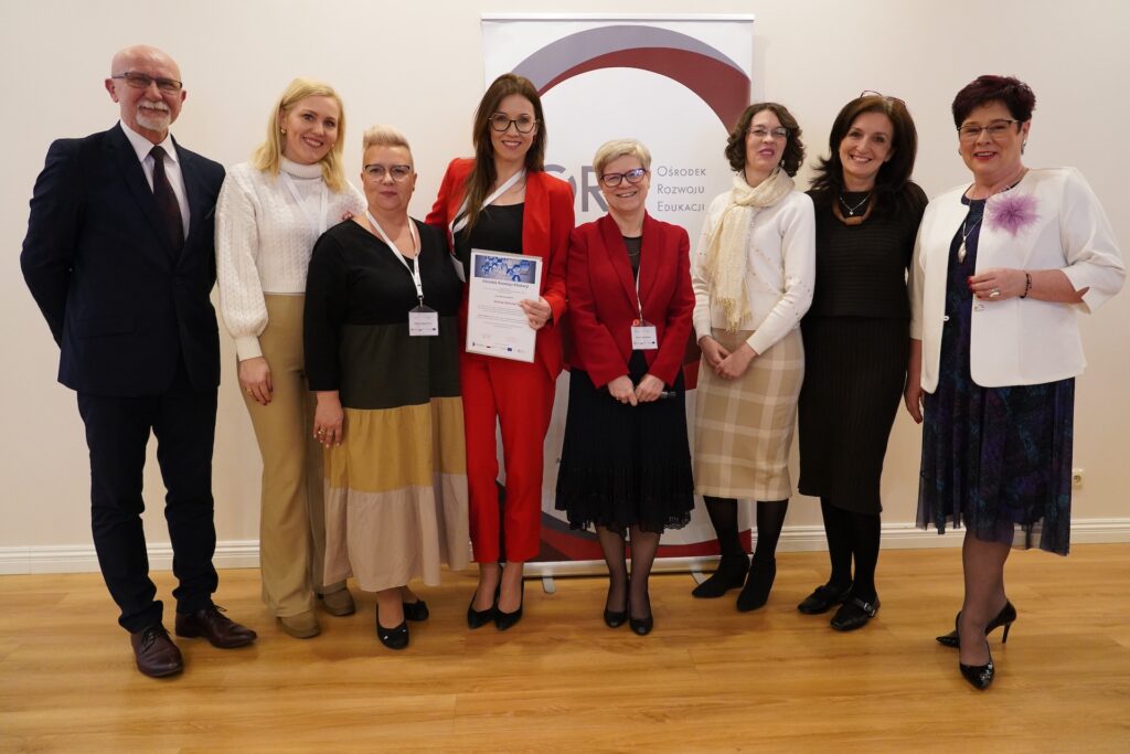 Przedstawicielki Gminy Halinów odbierające dyplom z wyróżnieniem za uczestnictwo w Pilotażu