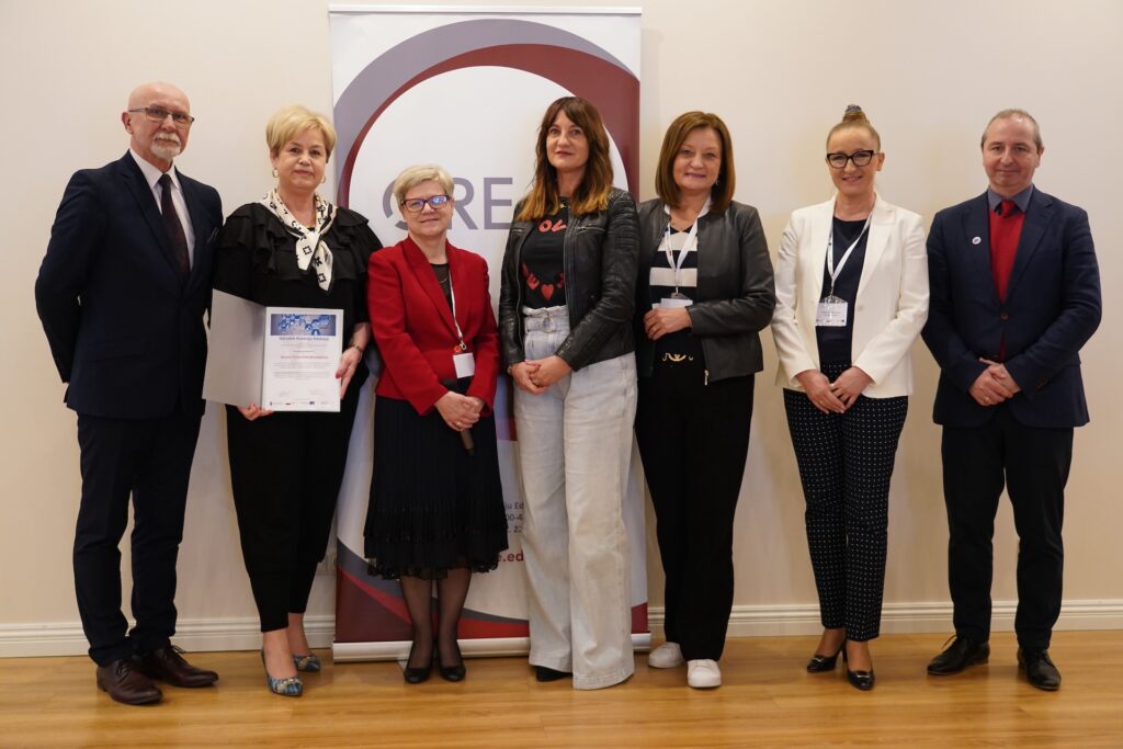 Przedstawicielki Miasta Tomaszów Mazowiecki odbierające dyplom z wyróżnieniem za uczestnictwo w Pilotażu