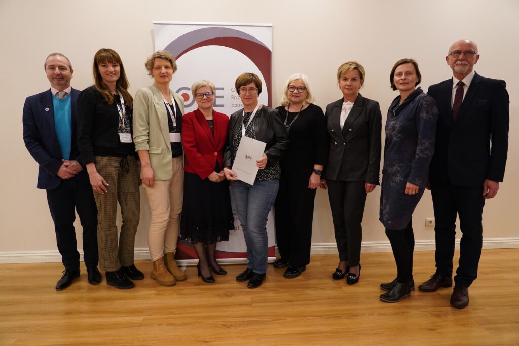 Przedstawicielki Gminy Czernica odbierające dyplom z wyróżnieniem za uczestnictwo w Pilotażu