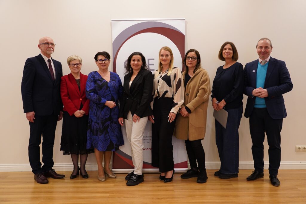 Przedstawicielki Miasta Wojkowice odbierające dyplom z wyróżnieniem za uczestnictwo w Pilotażu