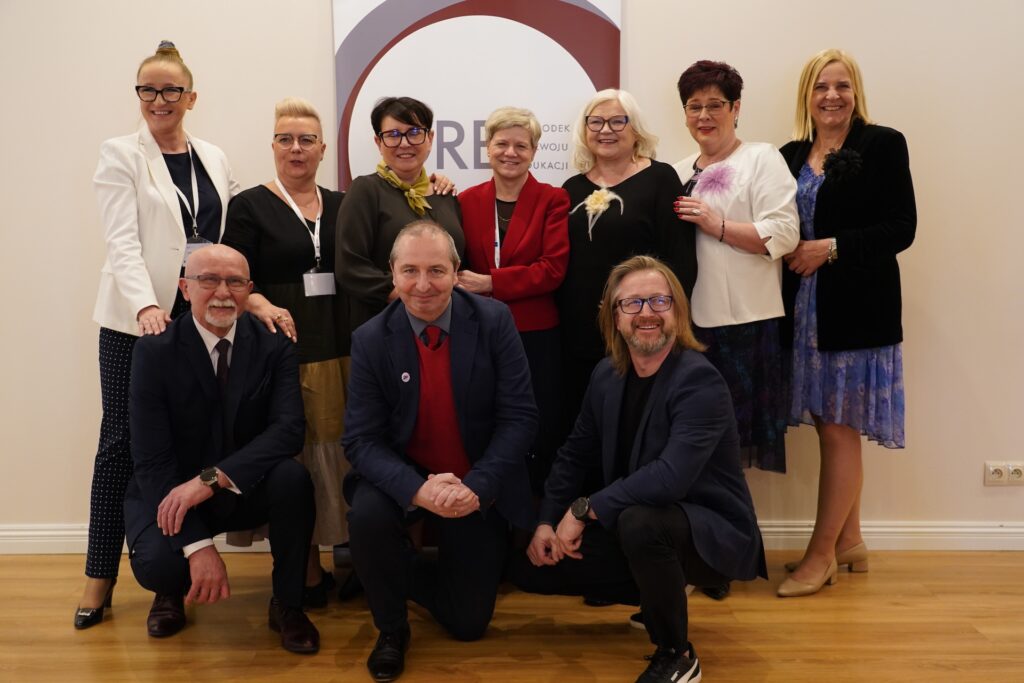 Od lewej: ekspert i trener ORE Zofia Domaradzka-Grochowalska, ekspert i trener ORE Dorota Tomaszewicz, ekspert i trener ORE Maria Szostak, ekspert i kierownik Zespołu Projektowego ORE Dorota Jastrzębska, ekspert i trener ORE Anna Kupczyk, ekspert i trener ORE Małgorzata Świtalska, ekspert i trener ORE Dorota Pintal, dyrektor ORE Andrzej Suchenek, ekspert i pracownik Zespołu Projektowego ORE Piotr Matuszak, ekspert i trener ORE Michał Cupiał