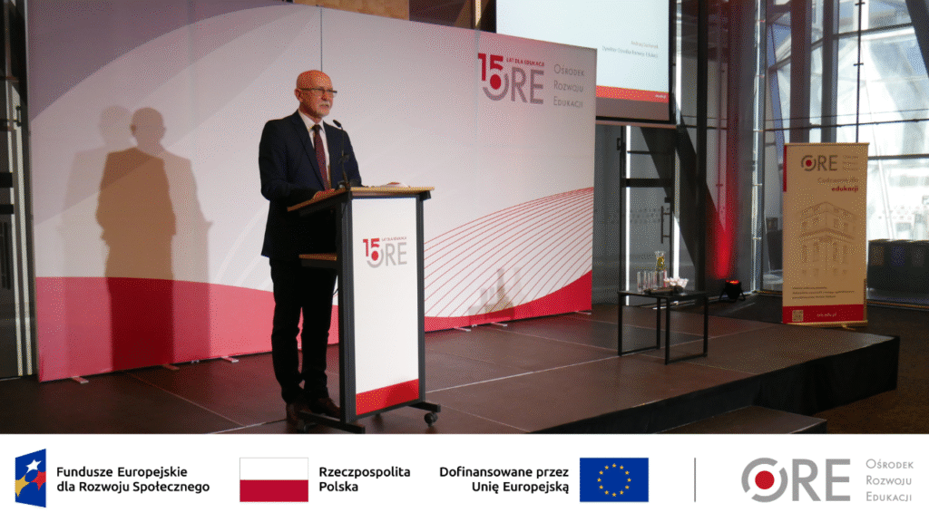 Dyrektor Ośrodka Rozwoju Edukacji Andrzej Suchenek otwiera konferencję