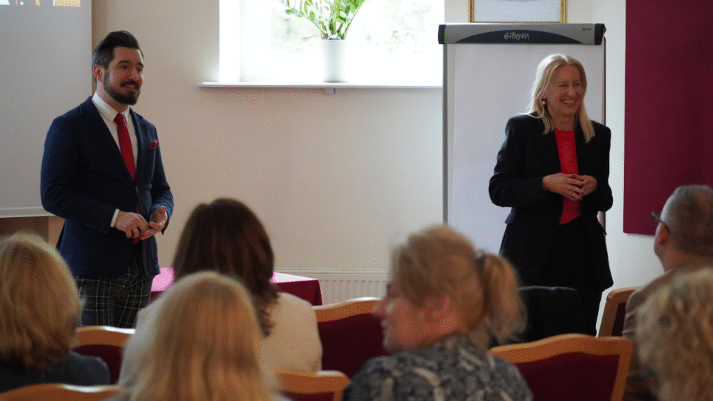 Marcin Marciniak-Mierzejewski z Instytutu Badań Edukacyjnych i kierownik Wydziału Rozwoju Systemu Doskonalenia ORE Iwona Konopka otwierają sesję prezentacji