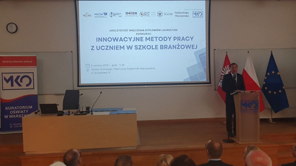 Dyrektor Wydziału Kształcenia Ponadpodstawowego i Zawodowego w Kuratorium Oświaty w Warszawie Bogusław Fidelus podczas otwarcia uroczystości