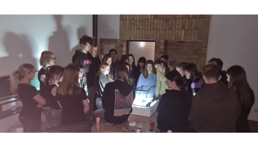 Obserwacja torów cząstek w komorze mgłowej na Wydziale Fizyki i Astronomii UAM przez uczniów liceum TEB