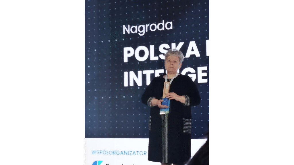 Kierownik projektu SCWEW Agnieszka Pietryka ze statuetką Polskiej Nagrody Inteligentnego Rozwoju 2025