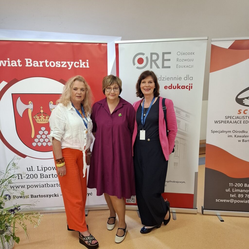 Zdjęcie pamiątkowe, od lewej: ekspertka ds. upowszechniania zasobów ORE Ewa Szczerba, dyrektor Powiatowego Centrum Rozwoju Edukacji w Bartoszycach Ewa Rodziewicz i ekspertka ds. upowszechniania zasobów ORE Katarzyna Szczepkowska-Szyszko