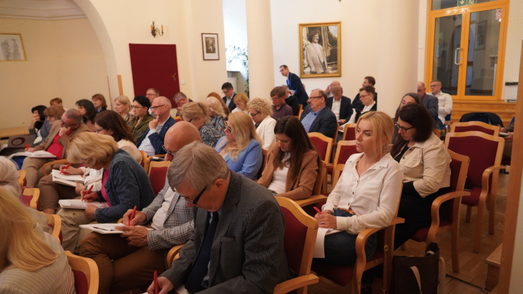 Uczestnicy forum w sali obrad