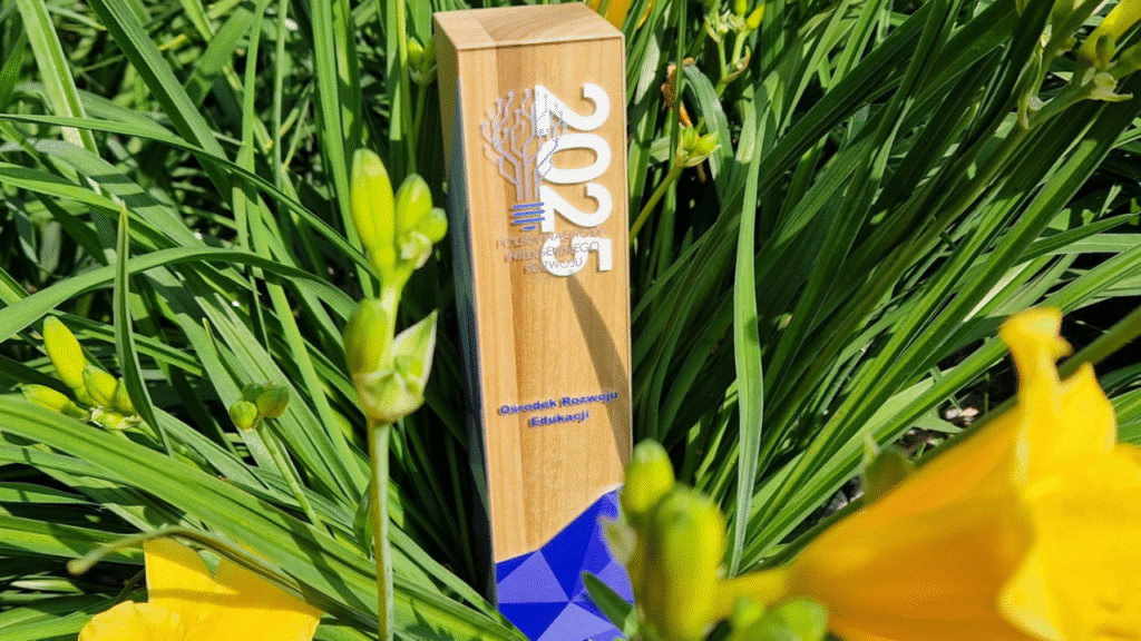 Statuetka Polskiej Nagrody Inteligentnego Rozwoju 2025 przyznana ORE