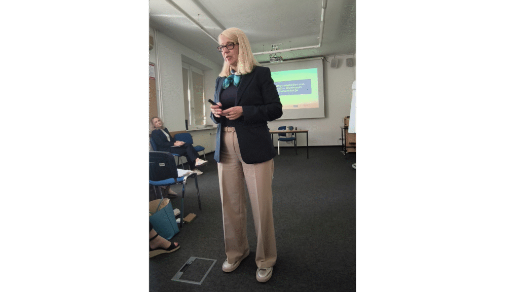 Magdalena Brewczyńska, kierownik projektu ORE „Opracowanie rozwiązań zapewniających dostęp do wysokiej jakości zindywidualizowanego i spersonalizowanego doradztwa metodycznego”, prezentuje badania dotyczące realizacji projektu