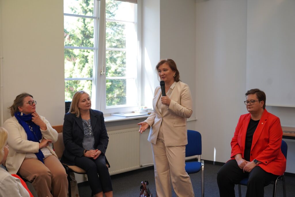 Od lewej: dr Justyna Józefowicz, wicedyrektor ORE Marzenna Habib, podsekretarz stanu w MEN Paulina Piechna-Więckiewicz, wiceminister MEN Katarzyna Lubnauer