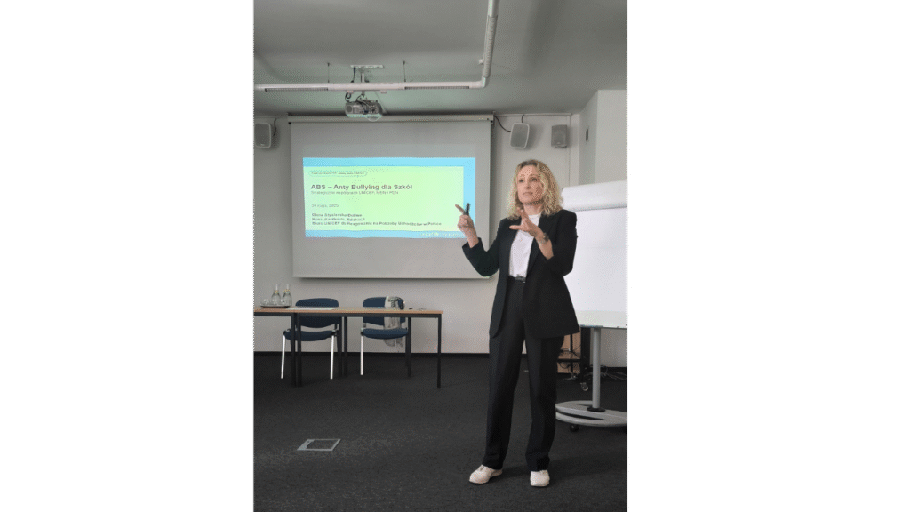 Olena Styslavska-Doliwa, konsultantka ds. edukacji w Wydziale Edukacji Biura UNICEF ds. Reagowania na Potrzeby Uchodźców, przedstawia założenia programu „Anty Bullying dla Szkół”
