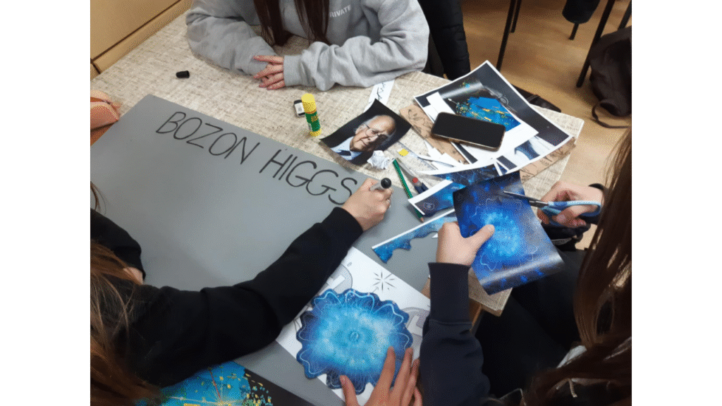 Uczniowie Zespołu Szkół Ponadpodstawowych podczas pracy nad plakatem