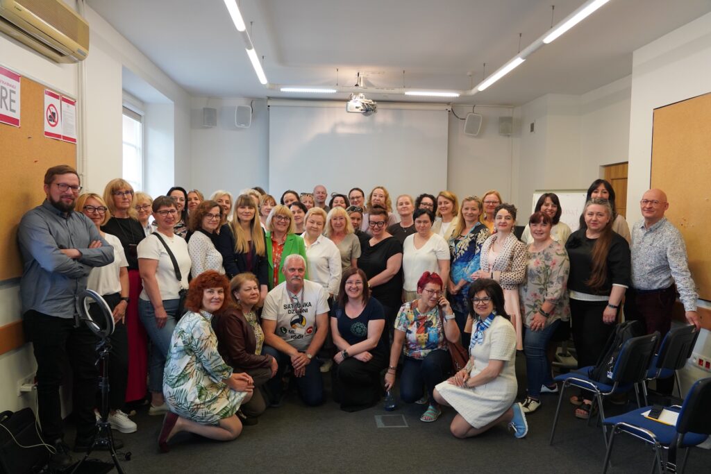 Zdjęcie pamiątkowe uczestników szkolenia z gośćmi i organizatorami szkolenia