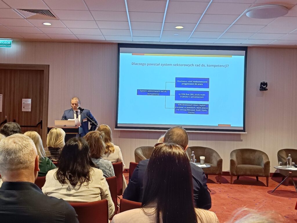 Prelekcja dyrektora Departamentu Rozwoju Kadr w Przedsiębiorstwach Bogdana Kościucha, Polska Agencja Rozwoju Przedsiębiorczości, pt. „System Rad Sektorowych ds. Kompetencji”