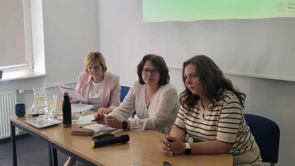 Od lewej: ekspert w Departamencie Edukacji Włączającej MEN Teresa Szopińska-Grodzka, dyrektor Departamentu Edukacji Włączającej MEN Elżbieta Neroj, podsekretarz stanu w MEN Izabela Ziętka podczas dyskusji z uczestnikami spotkania.