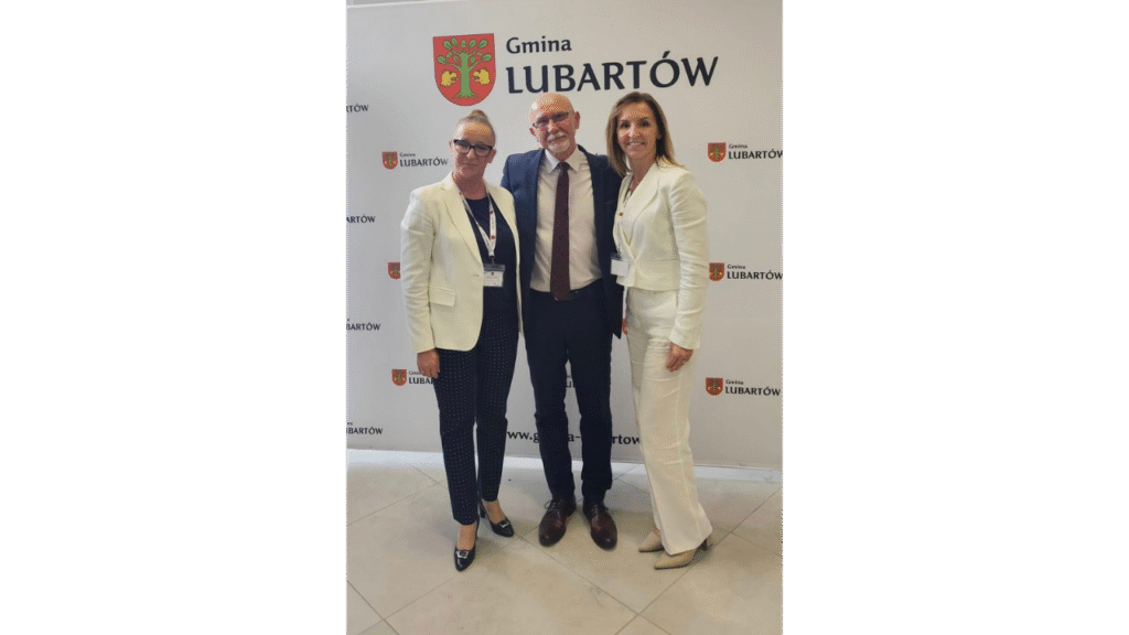 Od lewej: Zofia Domaradzka-Grochowalska - ekspert w projekcie ORE, Andrzej Suchenek - Dyrektor ORE, Anna Pawełas - ekspert w projekcie ORE