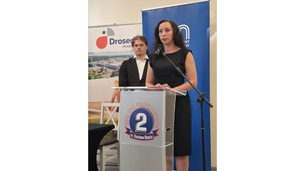 Magdalena Mrozkowiak wygłasza prelekcję „Kierunki dostosowania szkolnictwa zawodowego do wymagań rynku pracy w świetle zadań realizowanych przez Ośrodek Rozwoju Edukacji”