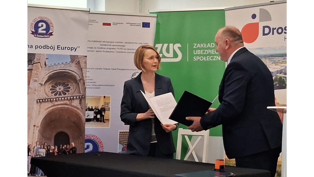 Podpisanie umowy o współpracy ZSP nr 2 z Polskim Komitetem Normalizacyjnym. Od lewej: prezes Polskiego Komitetu Normalizacyjnego Ewa Zielińska i dyrektor ZSP nr 2 Tomasz Kosior