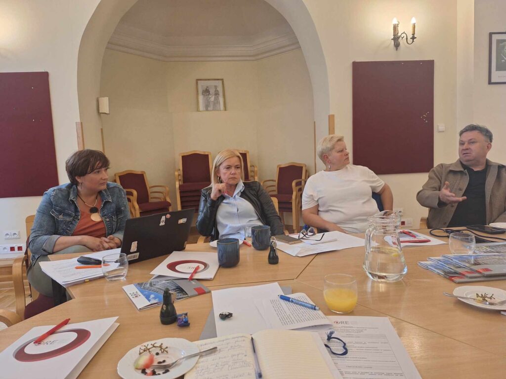 Od lewej strony: Katarzyna Tyczka – główny specjalista w Wydziale Centrum Koordynujące SCWEW ORE oraz dyrektorzy MOW