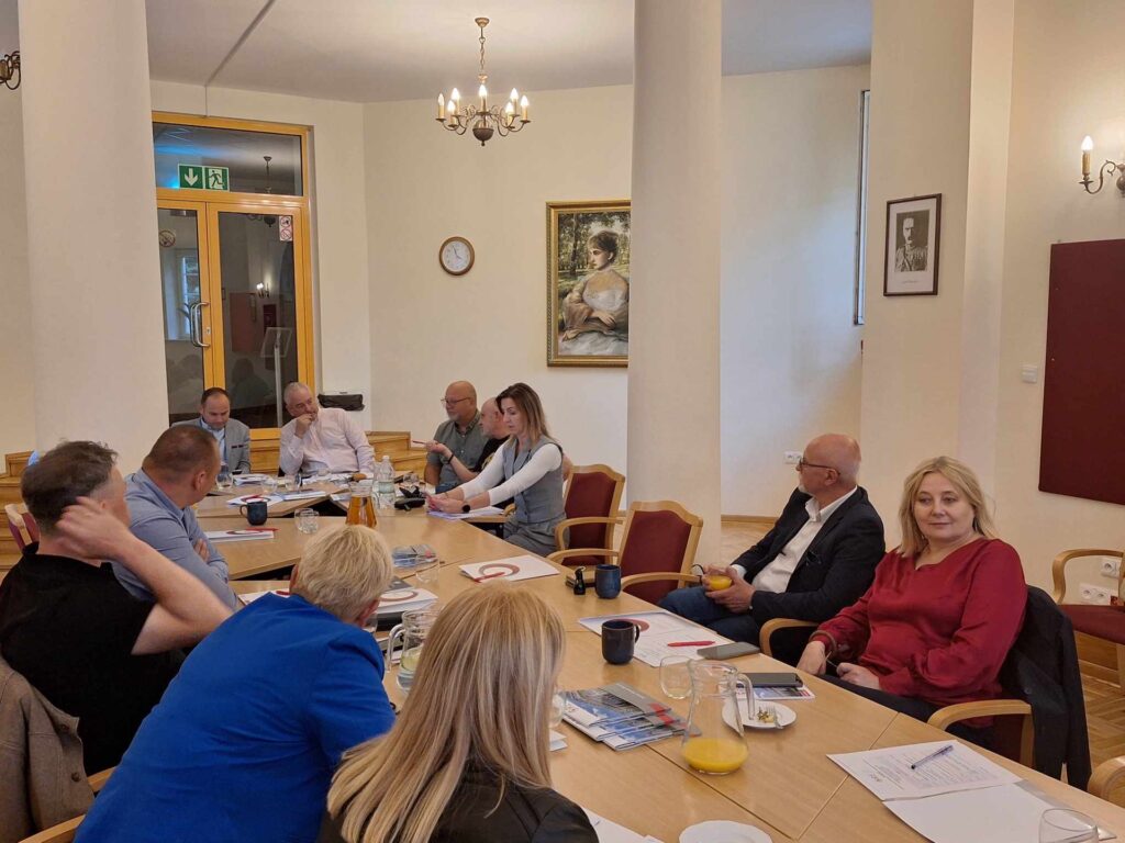 Od prawej strony: Marzenna Habib – wicedyrektor ORE, Andrzej Suchenek – dyrektor ORE, Anna Pawełas – skarbnik w Starostwie Powiatowym w Węgrowie oraz dyrektorzy MOW