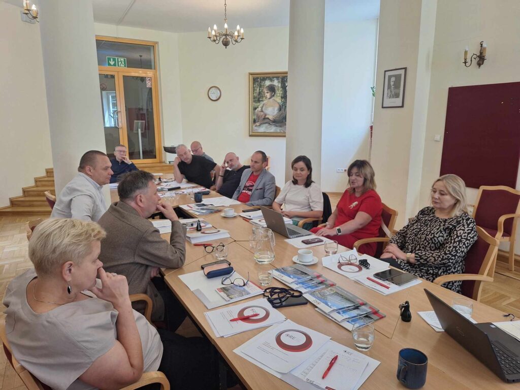 Od prawej strony: Marzenna Habib – wicedyrektor ORE, Renata Kurlanc i Aneta Purzycka z Departamentu Wychowania i Profilaktyki Ministerstwa Edukacji Narodowej oraz dyrektorzy MOW