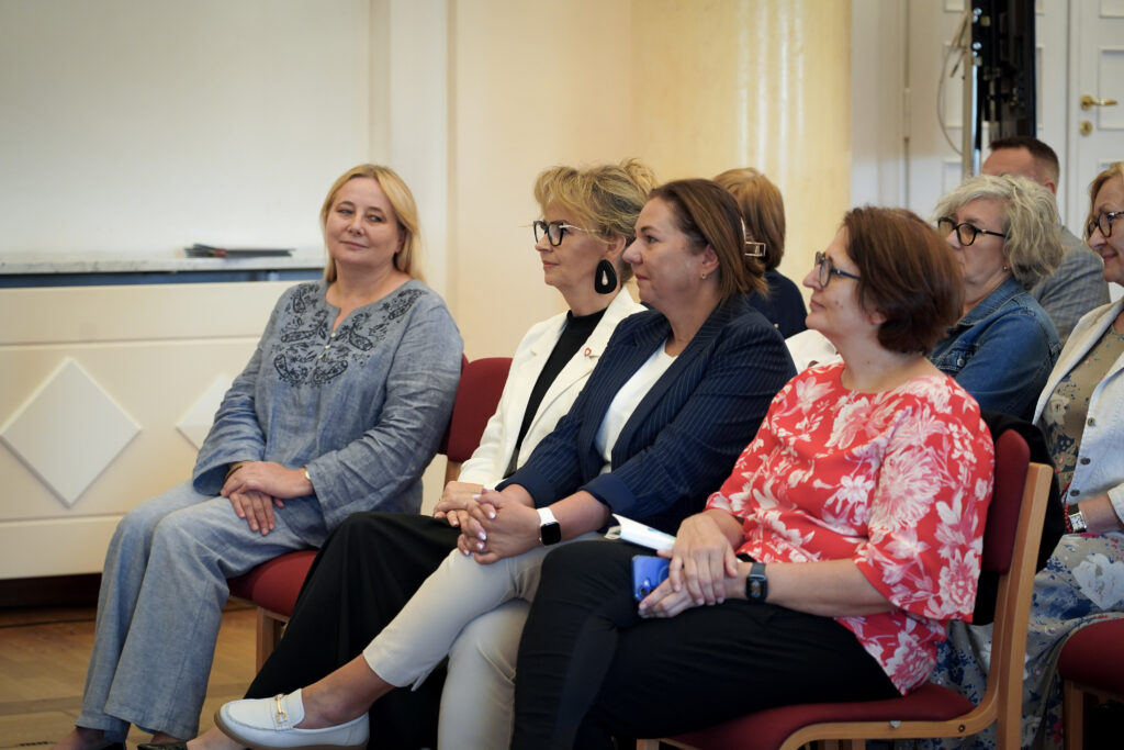 Uczestnicy spotkania, wśród nich (od lewej): wicedyrektor ORE Marzenna Habib, posłanka Iwona Kozłowska, podsekretarz stanu w MEN Izabela Ziętka, dyrektor Departamentu Edukacji Włączającej w MEN Elżbieta Neroj