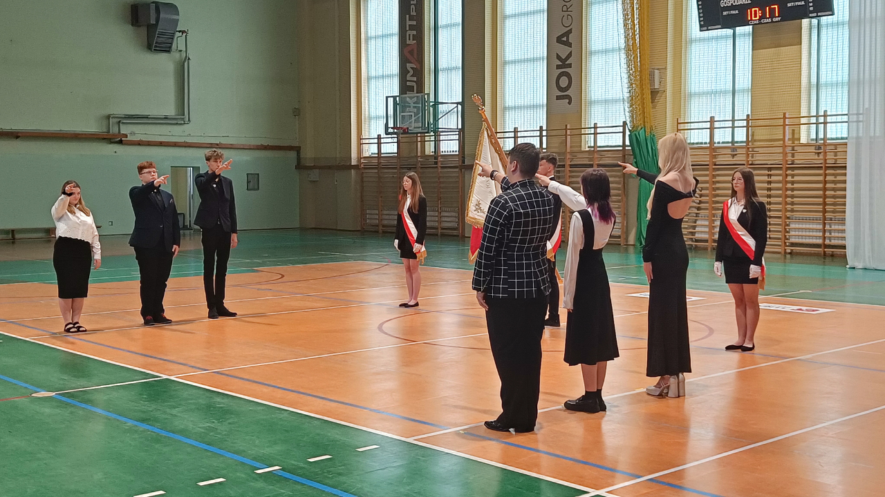 Uroczystość zakończenia roku szkolnego w Zespole Szkół Ponadpodstawowych nr 2 im. Stanisława Staszica w Tomaszowie Mazowieckim