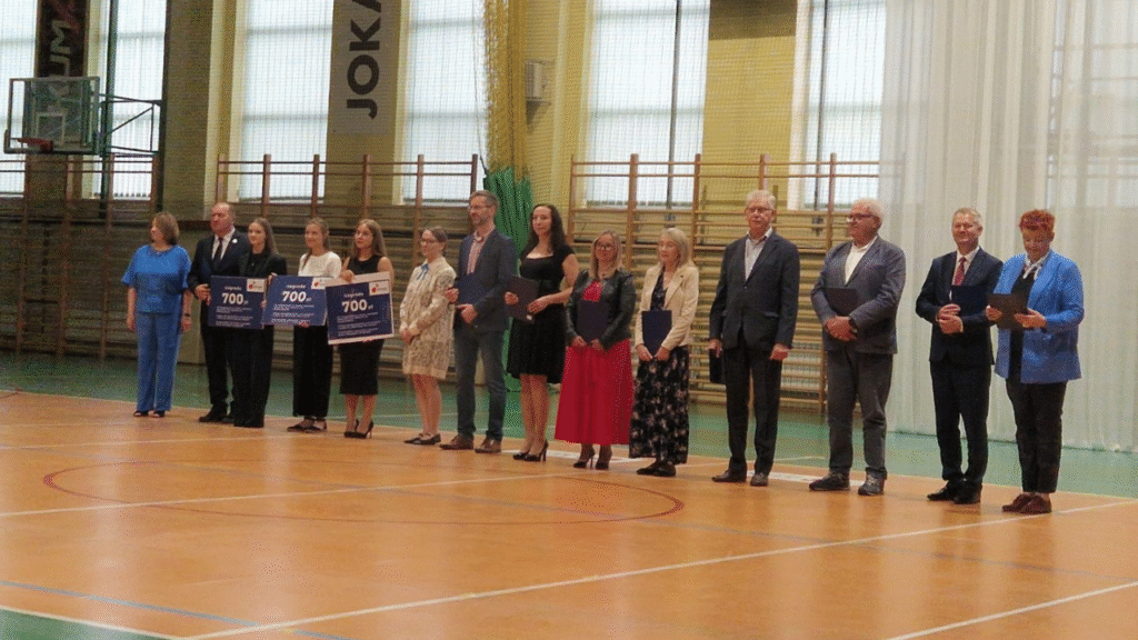 Wręczenie podziękowań przedstawicielom instytucji i pracodawców współpracujących z Zespołem Szkół Ponadpodstawowych nr 2 im. Stanisława Staszica w Tomaszowie Mazowieckim