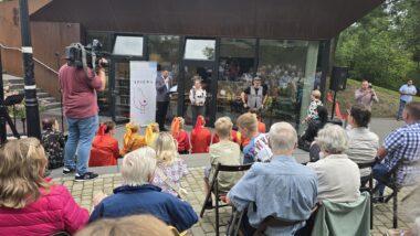 Publiczność na otwarciu punktu bibliotecznego na Skwerze Ormiańskim