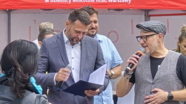 Wystąpienie burmistrza Mokotowa Rafała Miastowskiego (od prawej) i dyrektora biblioteki publicznej na Mokotowie Roberta Kijka (od lewej)