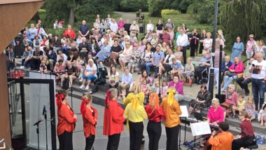 Występ zespołu Sadyba Śpiewa podczas otwarcia punktu bibliotecznego