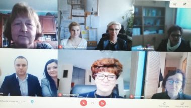 Spotkanie online ekspertów: w górnym rzędzie od lewej strony: Dorota Ksok-Borowska − ekspert merytoryczny, Agnieszka Karczewska-Gzik − kierownik Wydziału Rozwoju Kompetencji Społecznych i Obywatelskich i Agnieszka Ratschka − referent w Wydziale Rozwoju Kompetencji Społecznych i Obywatelskich, Grażyna Wiśniewska − wicedyrektor Ośrodka Rozwoju Edukacji. W dolnym rzędzie od lewej: przedstawiciele Centralnego Biura Antykorupcyjnego, Barbara Grzegorczyk − ekspert merytoryczny, Bożena Osik − ekspert merytoryczny.