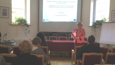 Powitanie uczestników spotkania przez Bożenę Mayer-Gawron, wicedyrektor ORE