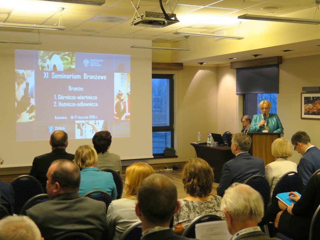 wicedyrektor ORE Bożena Mayer-Gawron prowadzi seminarium