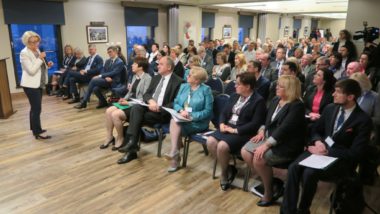 wystąpienie Sekretarz Stanu MEN Marzeny Machałek i widok sali plenarnej