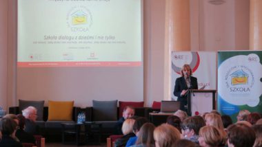 Powitanie uczestników przez dyrektor ORE Jadwigę Mariolę Szczypiń. Widok ekranu powitalnego i mównicy