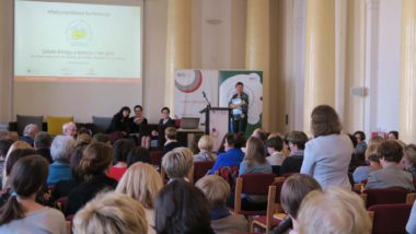 Widok sali plenarnej, na dalszym planie uczestniczki panelu dyskusyjnego