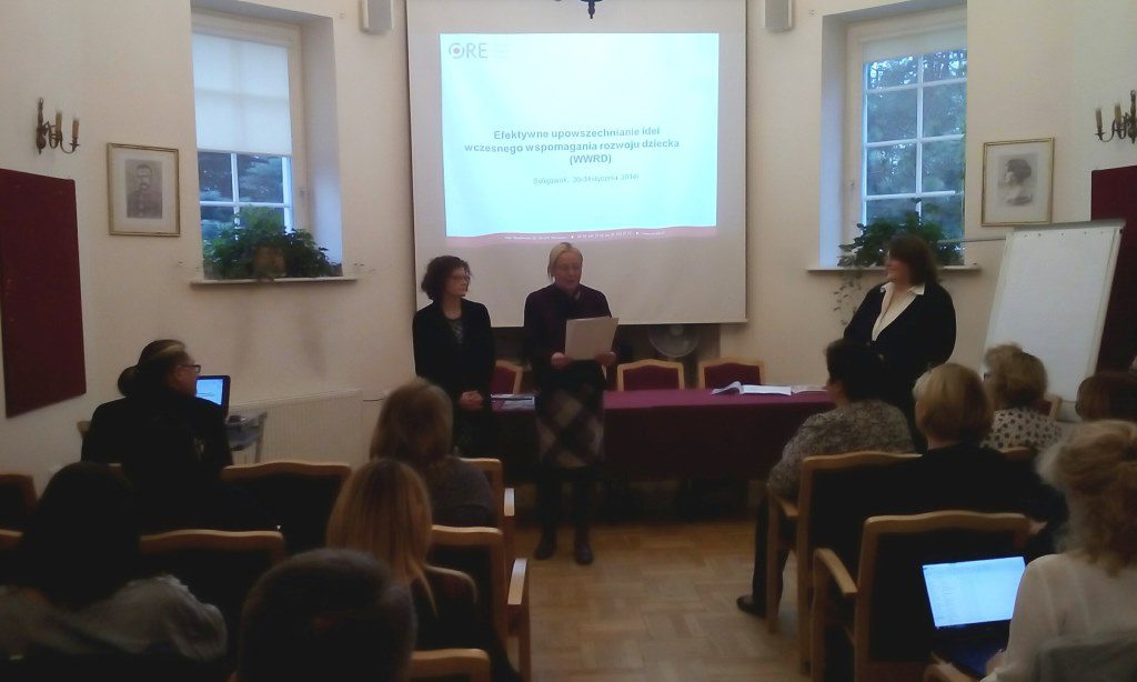 Wicedyrektor ORE Marzenna Habib i Kierownik WSPE Katarzyna Stępniak wręczają podziękowania autorkom publikacji o wczesnym wspomaganiu