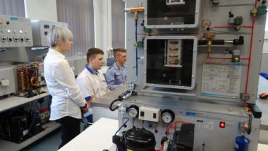 Uczniowie korzystają z nowych urządzeń w pracowni