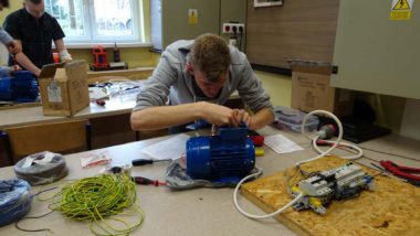 Uczniowie przy stanowiskach podczas zajęć