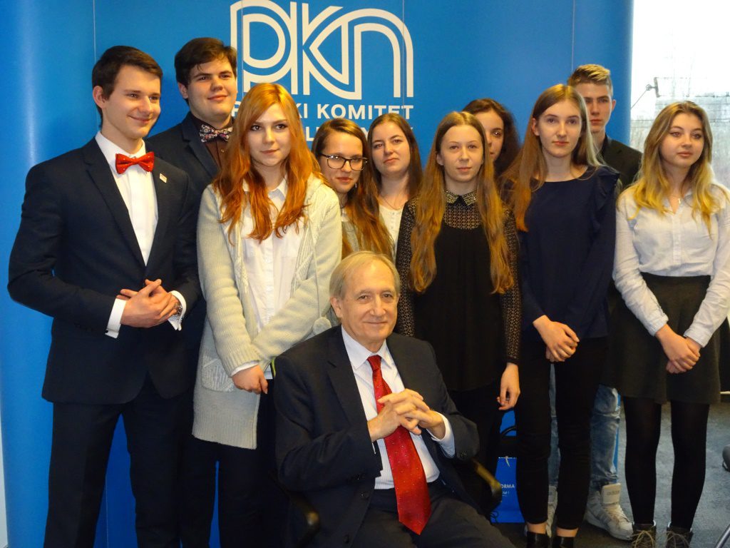 Grupa laureatów konkursu z Prezesem PKN