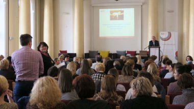 Uczestnicy konferencji zadają pytania dotyczące programu "Za życiem"