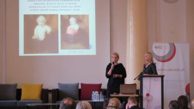 Aleksandra Świerczek i Karolina Latopolska ze Specjalnego Ośrodka Szkolno-Wychowawczego w Chełmnie w trakcie pokazu dotyczącego wykorzystania materiałów codziennego użytku do tworzenia pomocy dydaktycznych w zabawie z dzieckiem objętym wczesnym wspomaganiem