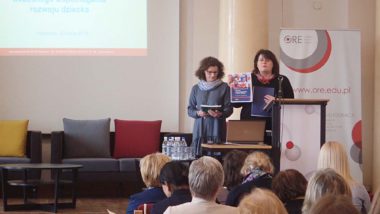 Katarzyna Stępniak, Kierownik Wydziału Specjalnych Potrzeb Edukacyjnych wraz z Jolantą Rafał-Łuniewską omawiają materiały dla uczestników konferencji