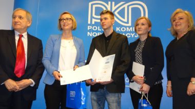 Prezes Polskiego Komitetu NormalizacyjnegoTomasz Schweitzer wręcza nagrodę Dorocie Niedźwiedź